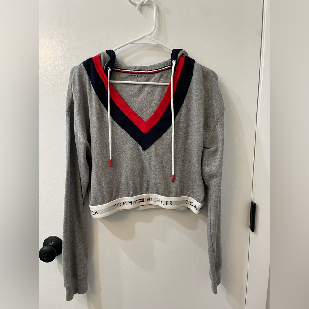 Tommy Hilfiger cropped hoodie. Size medium.